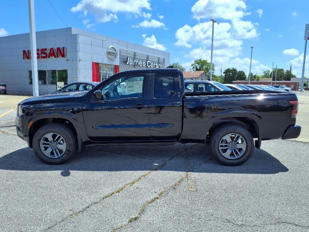 2025 Nissan Frontier King Cab SV in Super Black Kh3 — front three-quarter view