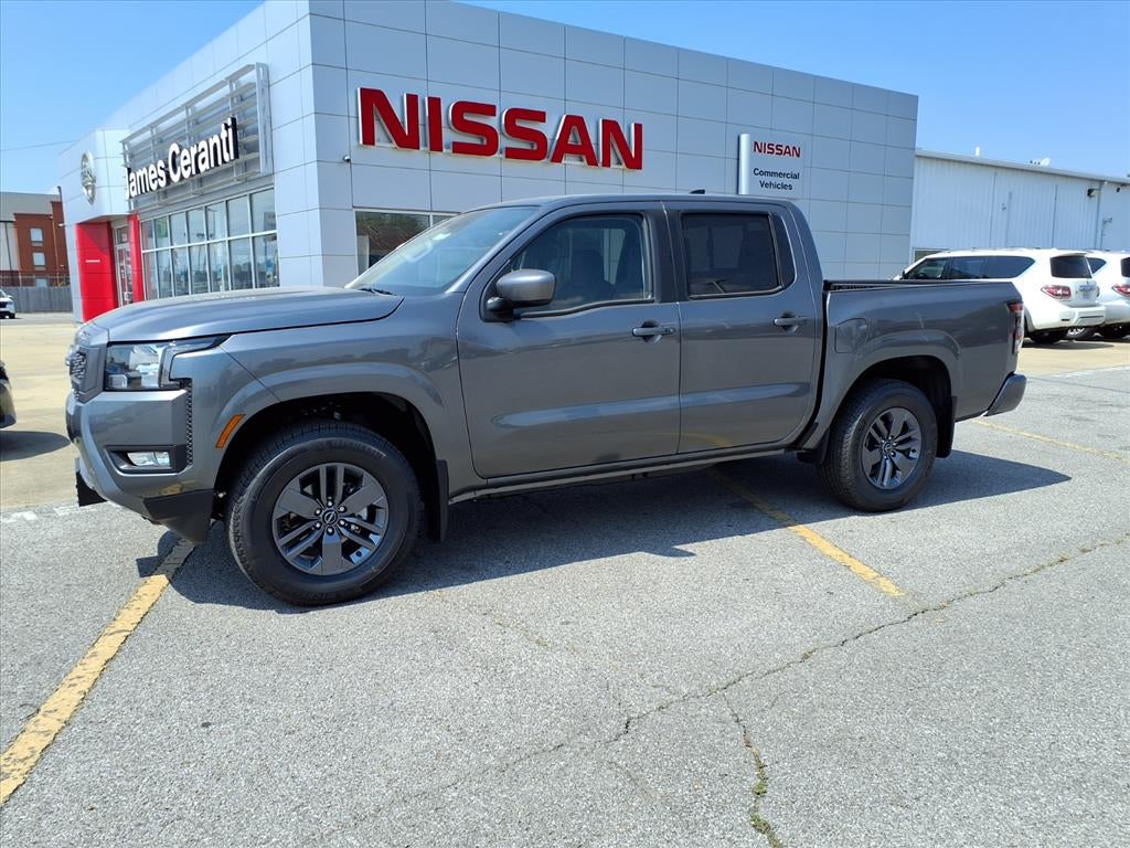 2025 Nissan Frontier Crew Cab SV in Gun Metallic Kad — front three-quarter view