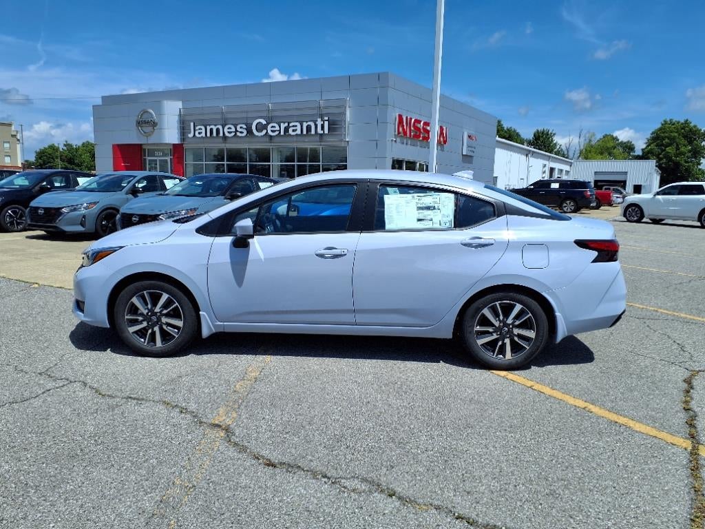 2025 Nissan Versa SV in Gray Sky Pearl Kch — front three-quarter view