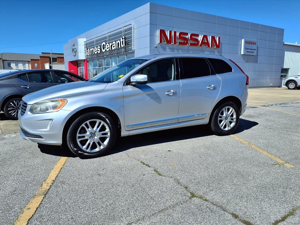 2015 Volvo XC60 T5 DRIVE-E PREMIE in Silver — front three-quarter view